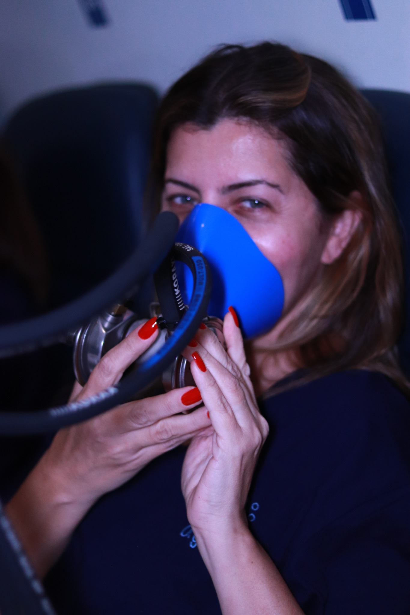 Pessoa utilizando máscara de oxigênio durante uma sessão na O2PA