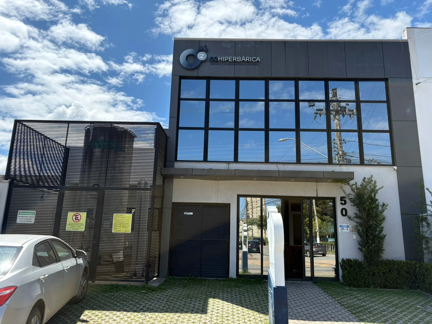 Fachada do prédio da O2PA em Pouso Alegre