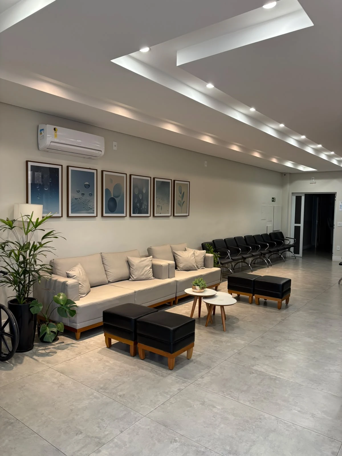 Recepção e sala de espera da O2PA, com sofás e poltronas